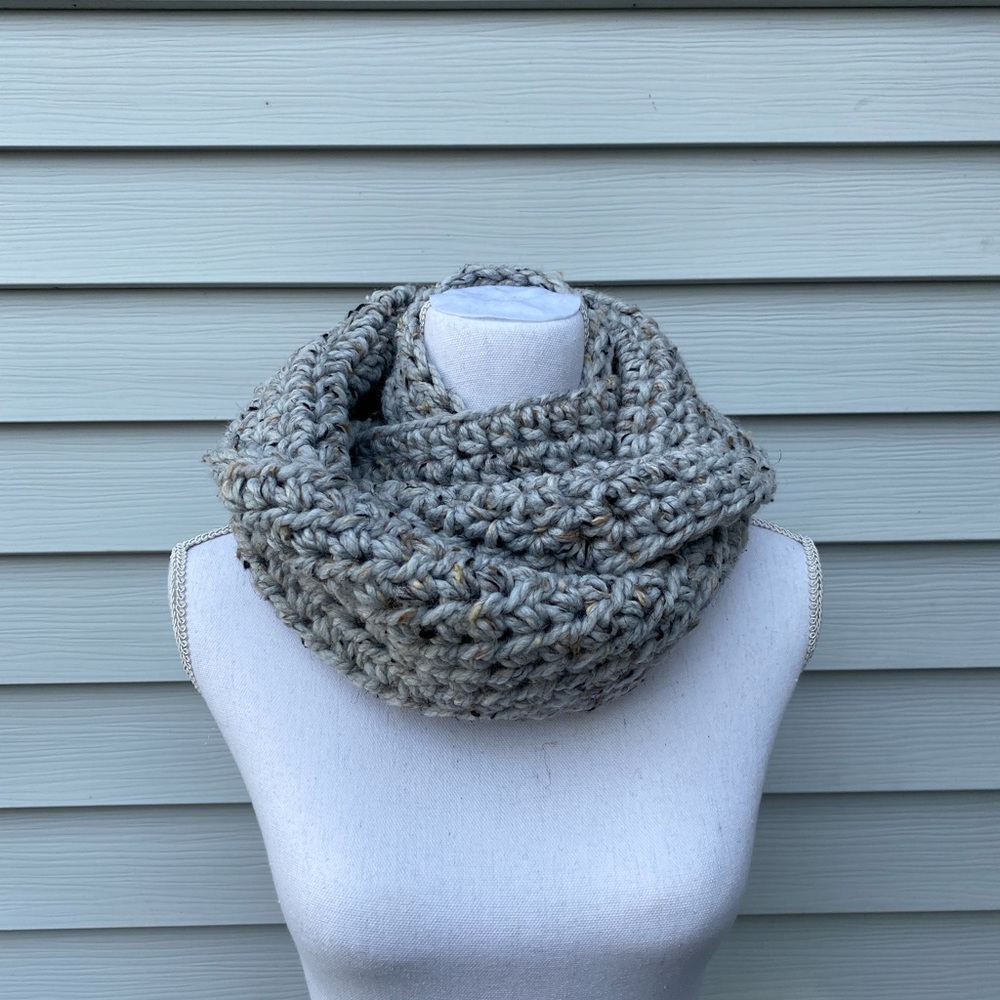 Tarcie Knitwear handmade infinity scarf in Gray Marble